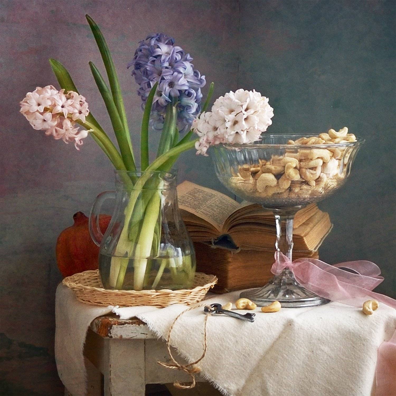Цветочный, натюрморт, фотография, маленький, букет, розовый, синий, белый, гиацинты, стекло, ваза, кешью, орехи, старые, книги, весна, дом, украшения, Николай Панов