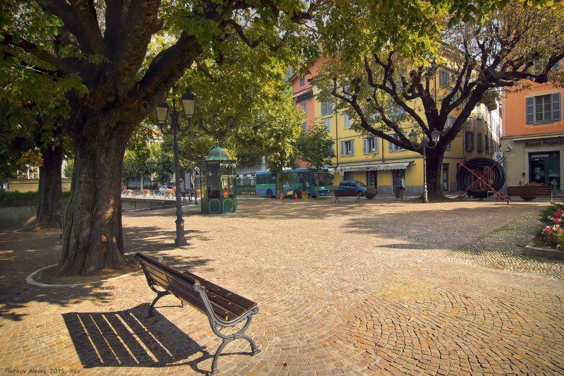 Italy, италия, городок, Беллано, лавочка, дерево, сквер, тишина, уют   Очарование Итальянского городка фото превью