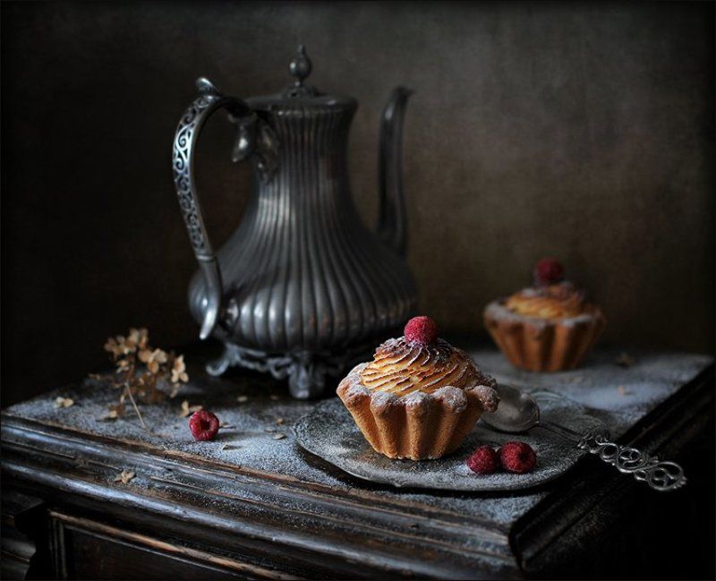 С кофейником и пирожными. фото превью