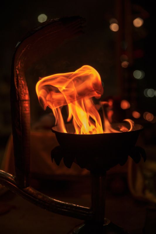 пуджа,ганг,репортаж,зрелище,представление,индия,ночь,огонь,дым,монах Ганга Пуджа. Живой огонь фото превью