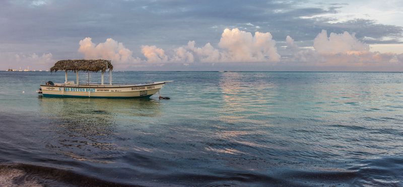 A lonely boat фото превью