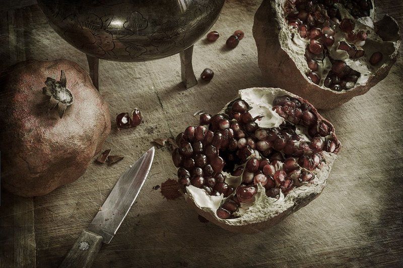 гранат, разломленный, нож, ваза, стол, деревянный, красный, блестит, сок, капли, Натюрморт с гранатом фото превью