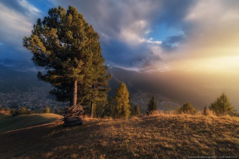 гардена, италия, доломиты, cассолунго, сельва, горы, долина, альпы, пейзаж, небо, путешествия, природа, курорт, юг, доломитовые, альпийский, синий, горы, тироль, трентино, ортизеи, пик, рок, высокий, осень, европа, снег, облака, вид, панорама, деревня Италия. Доломиты. Вечерний свет у деревни Selva di Val Gardena фото превью