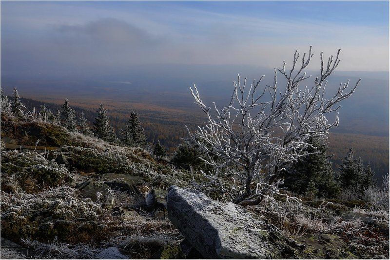 Дыхание зимы в горах, в долине золотая осень... фото превью
