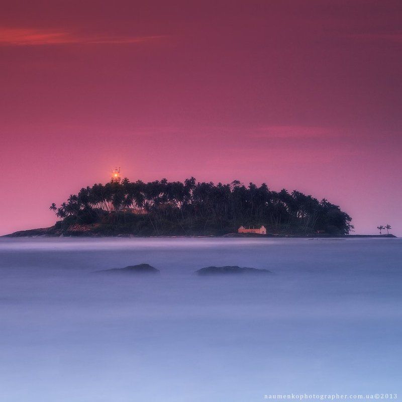 шри, ланка, бентота, пляж, океан, маяк, природа, вода, небо, тропический, песок, лето, остров, море, путешествия, пейзаж, закат, берег, синий, индийский, пальмы, туризм, открытый, красивый, праздник, отдых, курорт, залив, азия, рай, дерево, живописный Шри Ланка. Маяк на острове Barberun у берегов Beruwala фото превью