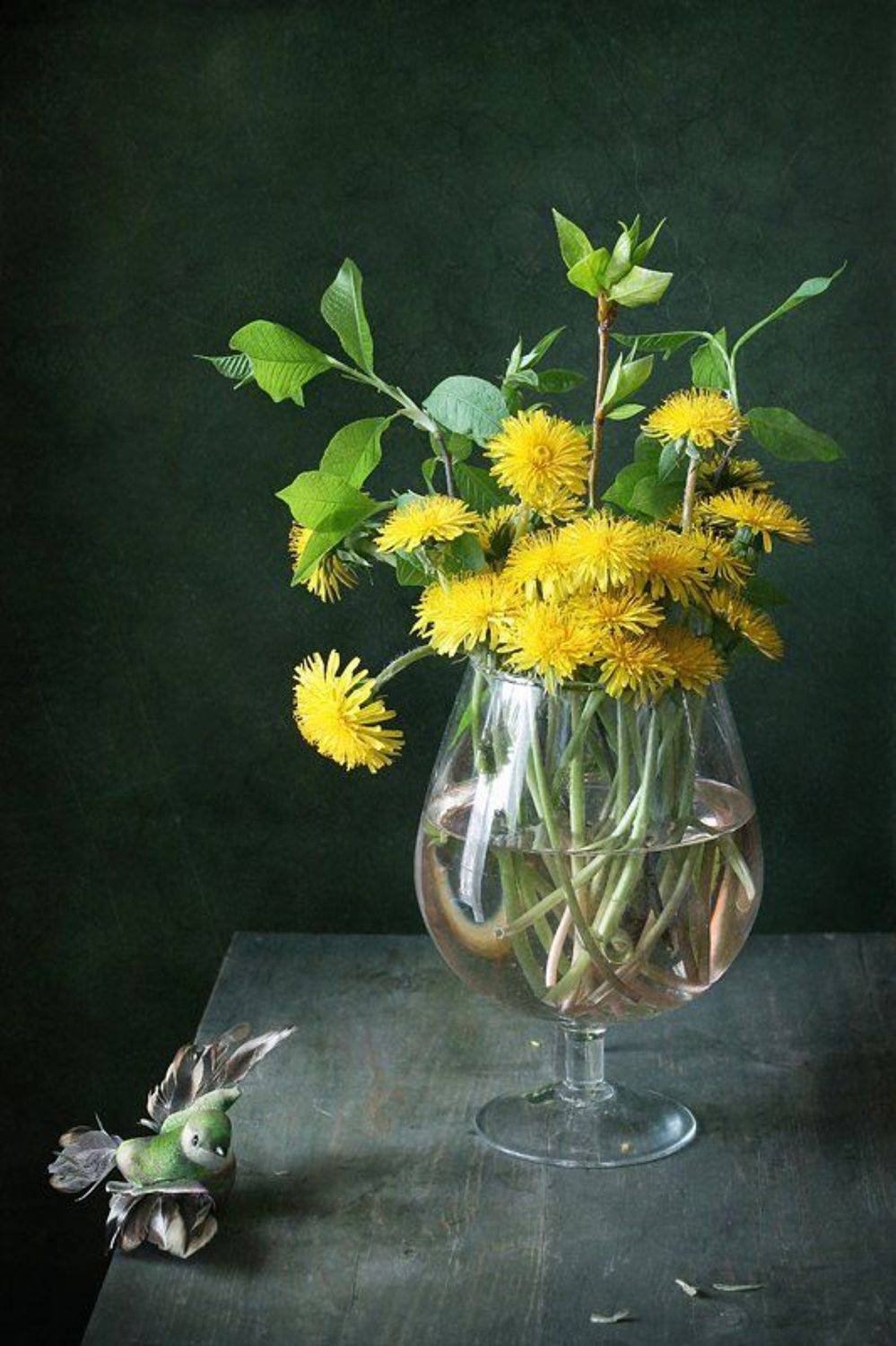 натюрморт, весна, одуванчики, листья, птичка, зелень, Курочкина Диана