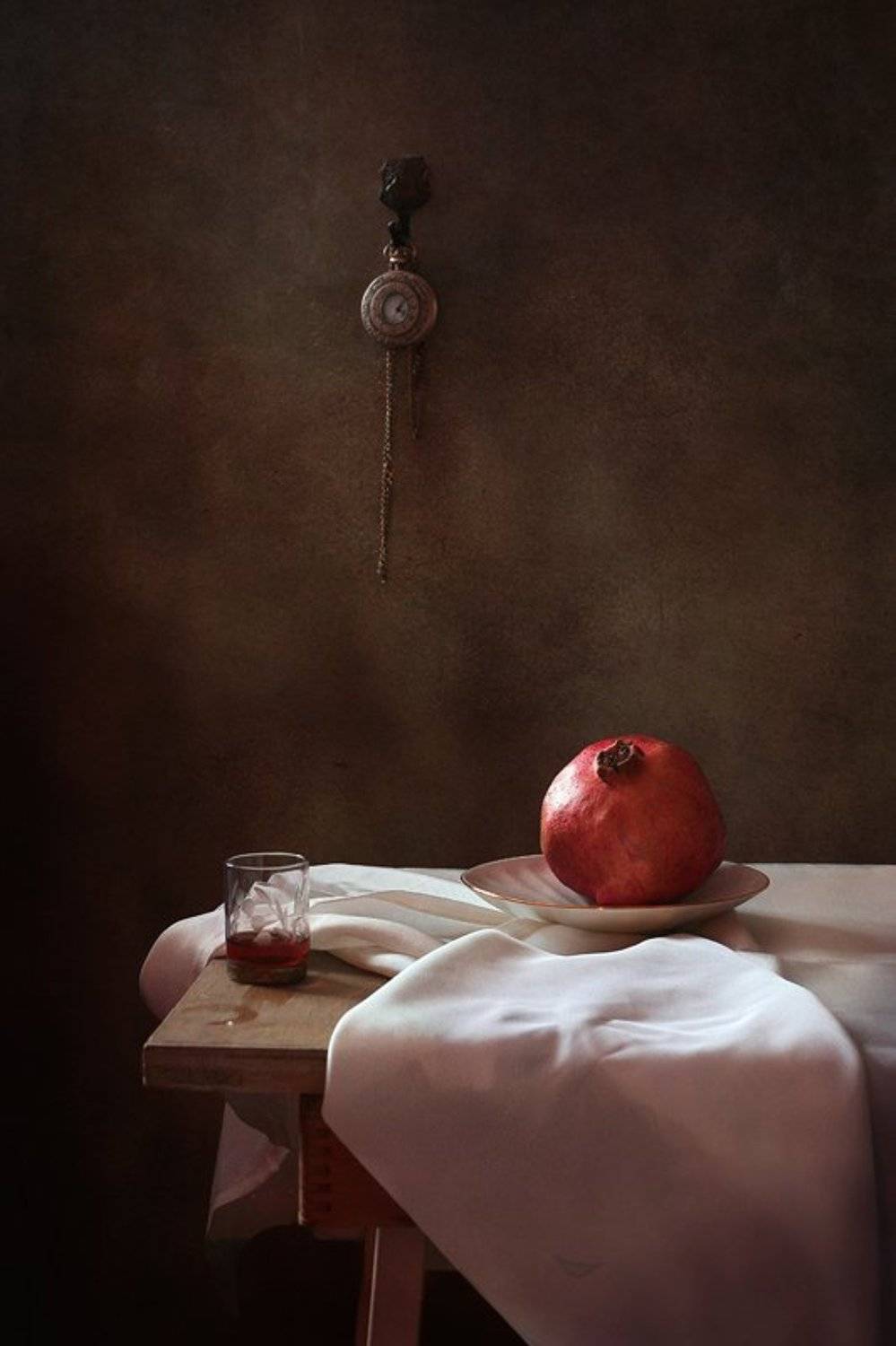 натюрморт, гранат, часы, рюмка, Курочкина Диана