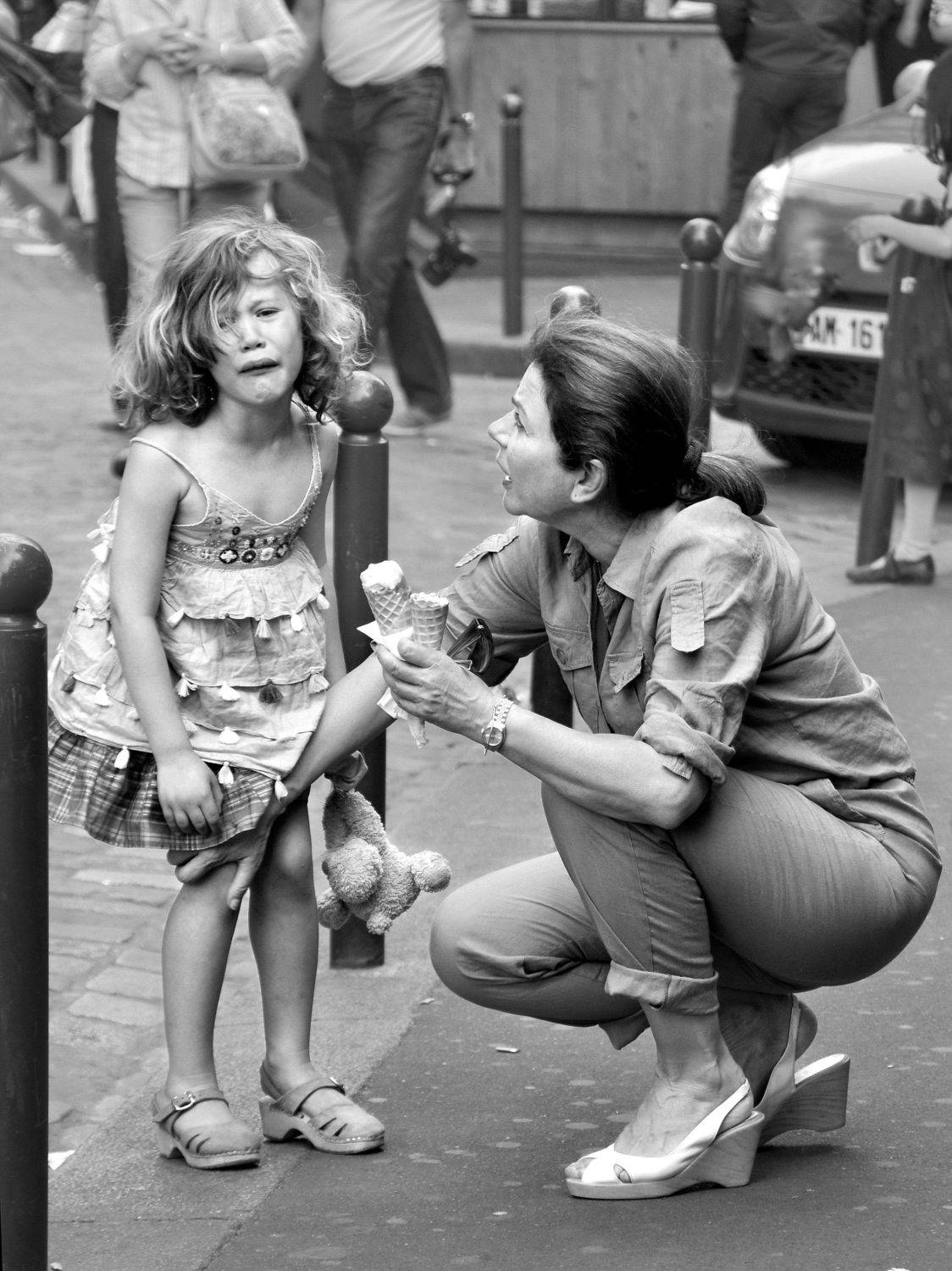 street, city life, daughter, mother, spontaneous, paris, parisiens, pain, cry, girl, toy, care, Nikolai Endegor