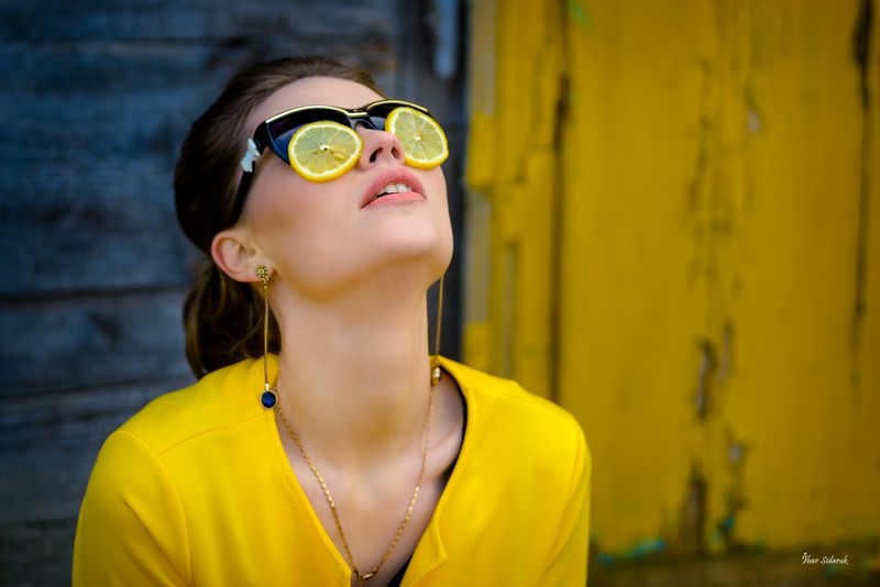 девушка, лимон, очки, цитрус, желтый, синий, стена, текстура, цепочка, кожа, зубки, настроение Лимонный день! фото превью