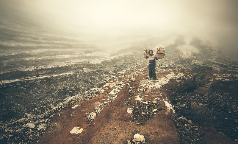 Шахтер в кратере вулкана Иджен фото превью