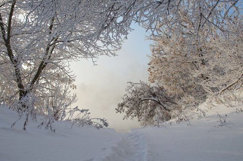 Зимний день в сквозном проёме