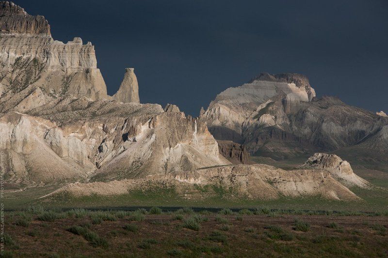 горы, скалы, гроза, Мангышлак, Мангистау, Казахстан, природа, пейзаж, природа, nature, landscape, свет, mountains, rocks Король в мантии / King in the mantle фото превью
