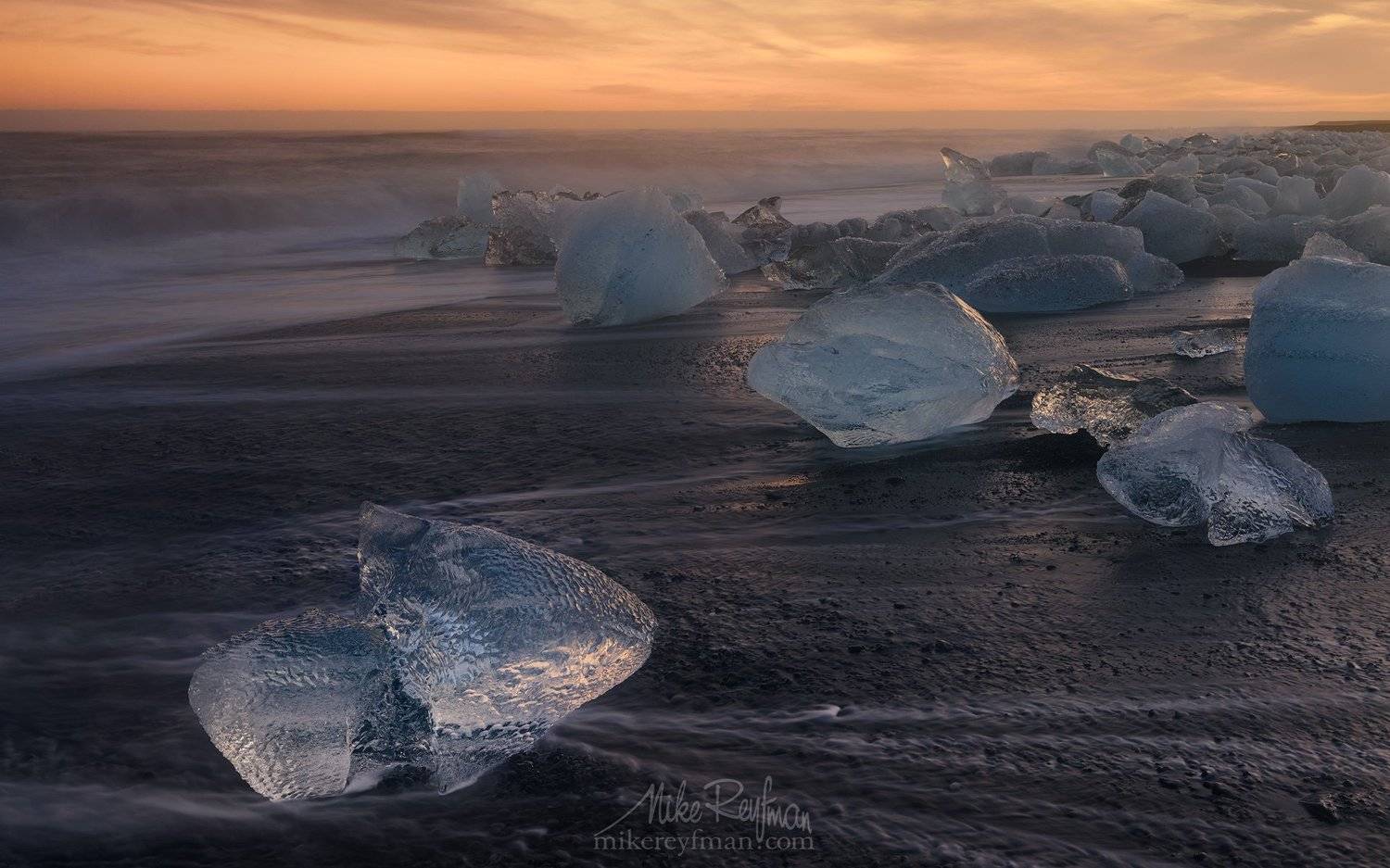 winter, ice, breidamerkursandur, iceland, jokulsarlon glacial lagoon, chunks of ice, glacier, jokulsarlon lagoon, ocean, black volcanic-sand beach, ice-chunks, polished, stranded, shore, diamonds, black velvet, Майк Рейфман