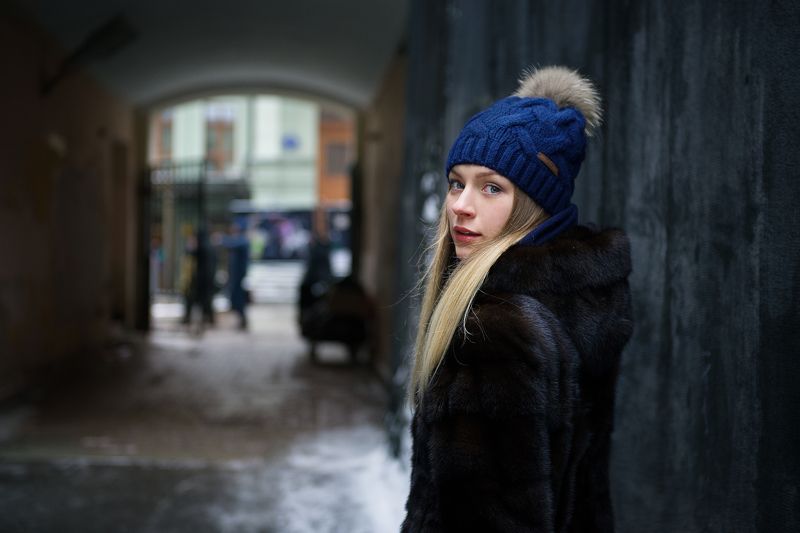 девушка, улица, портрет Переулок фото превью