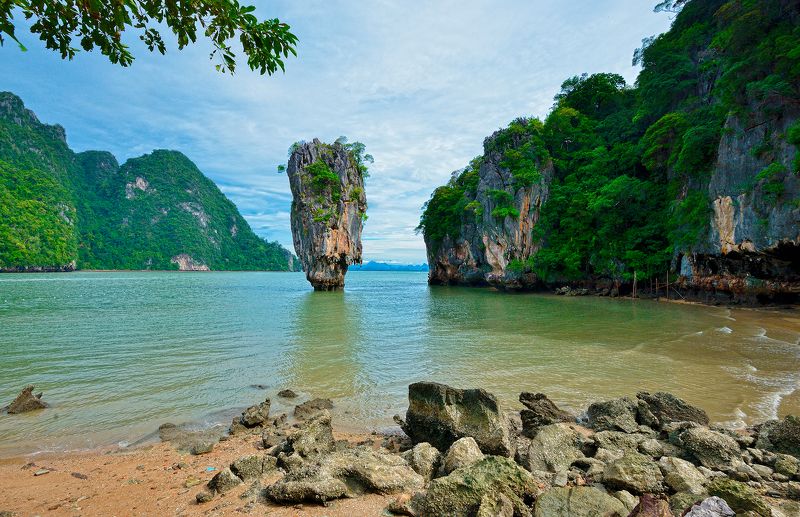 остров Джеймс Бонд скала море бухта Воспоминание о человеке... с золотым пистолетом фото превью