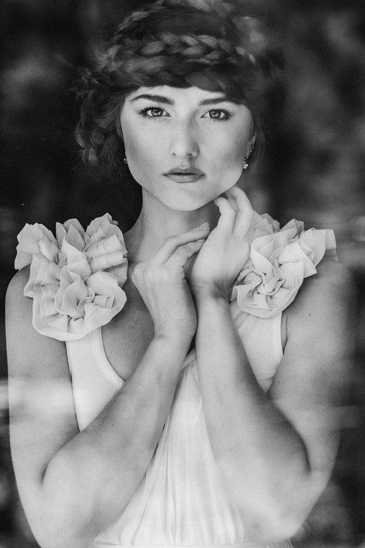 portrait, black and white, natural light Sylwia фото превью