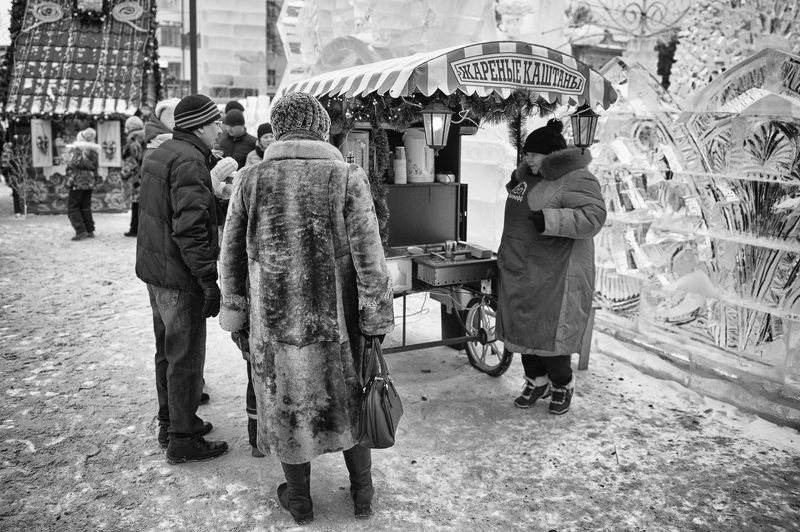 Ekaterinburg Ice Russia People The seller of chestnuts фото превью