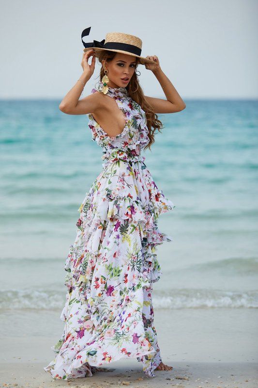 A Girl in the hat фото превью