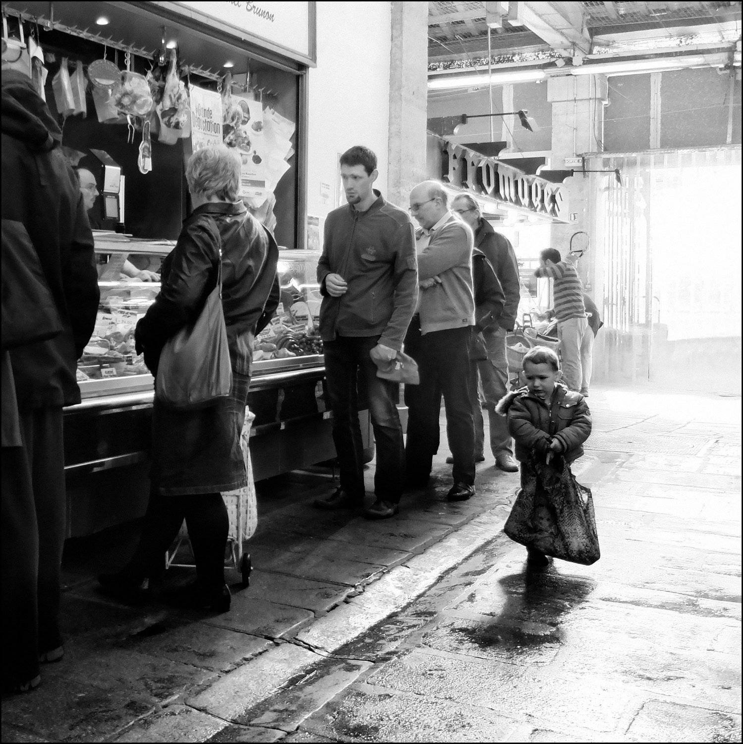 boy, little, market, shopper, paris, light, contre-jour, sponteneous, street, city life, Endegor