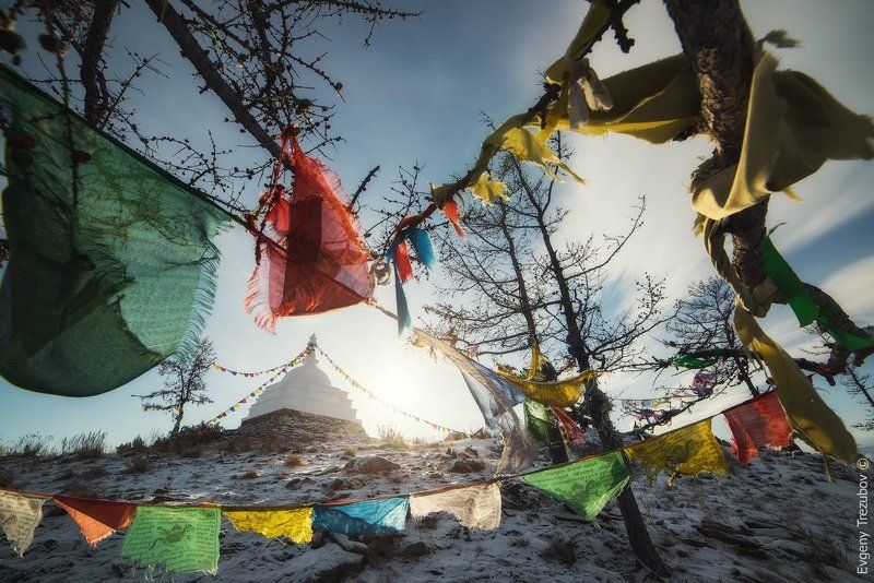 байкал, зима, огой, буддизм, ступа, снег, ленточки Ступа Просветления на острове Огой фото превью