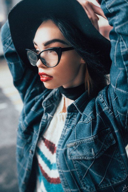 Девушка в шляпе фото превью