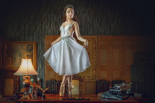 Танцующая на столе