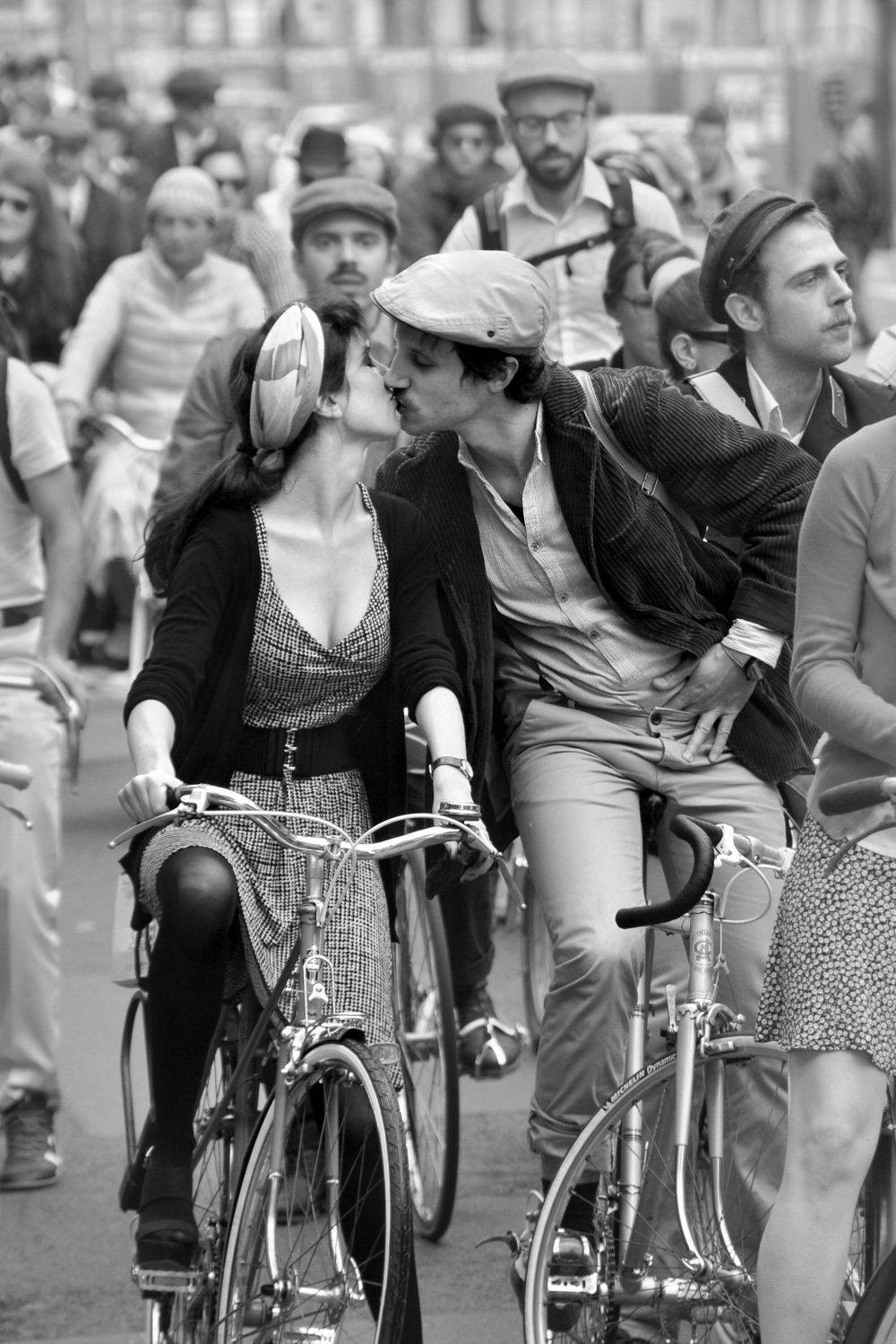 street, city life, man, woman, kiss, spontaneous, paris, velo, bike, crowd,, Endegor