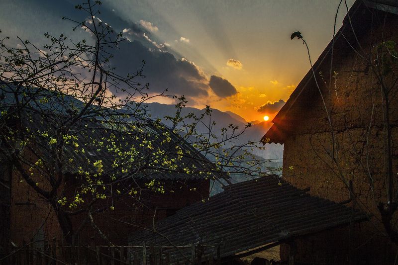 Sunset behind roof фото превью
