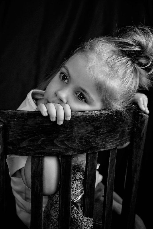 девочка,стул,чб,взгляд,портрет,35мм,nikon Детские мысли.. фото превью