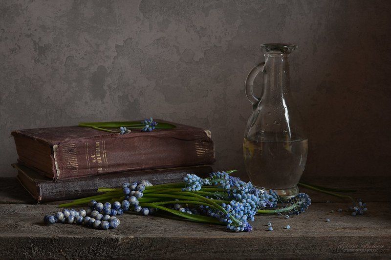 натюрморт, утро, цветы, бусы, лазурит, март С букетиком мускари и бусами из лазурита фото превью