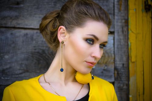 Девушка с лимоном