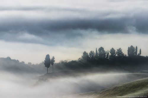 Италия. Тоскана. Двое на холмах долины Val d'Orcia