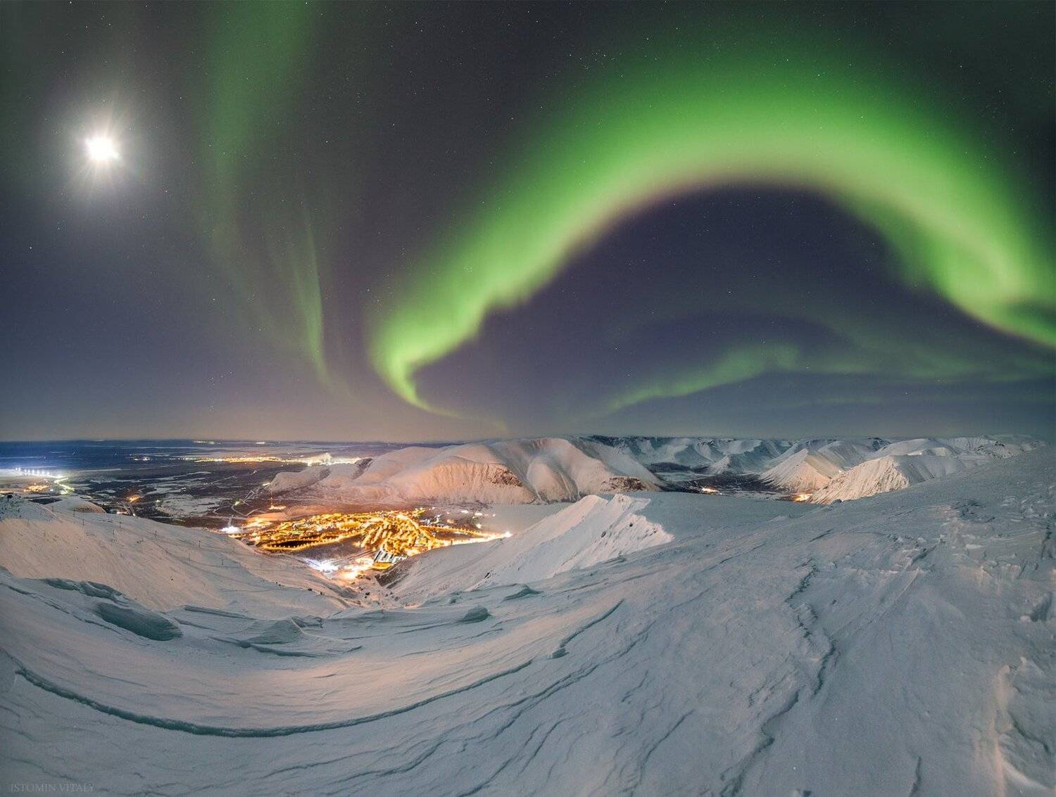 пейзаж,сияние,кировск,хибины,ночь,луна,россия,панорама,город,горы,зима,панорама, Виталий Истомин