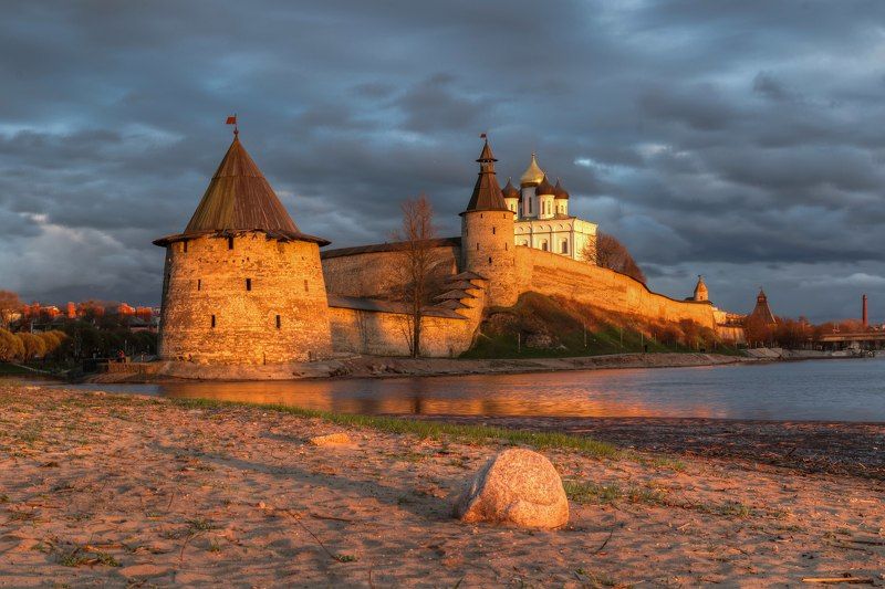 Псков, Кремль, Кром, крепость, история, реки, река, пскова, Великая, небо, закат В лучах уходящего солнца.. фото превью