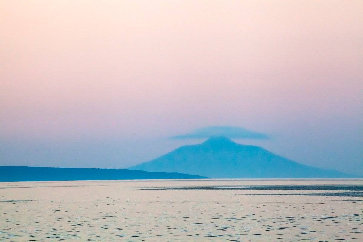 Вулкан, конус, Тятя, закат, море, Курилы, Курильские острова, Кунашир, Сергей Козинцев