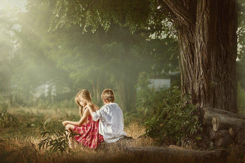 Children in the wood. Brother and sister фото превью