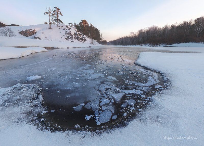 пейзаж, утро, рассвет, река, лед, пузыри, природа, урал, лес, отражение,верторама последний лед фото превью