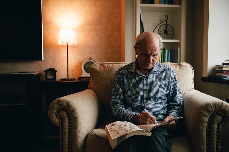 дедушка, свет, кресло, дом, уют, книга Виталий Егорович фото превью