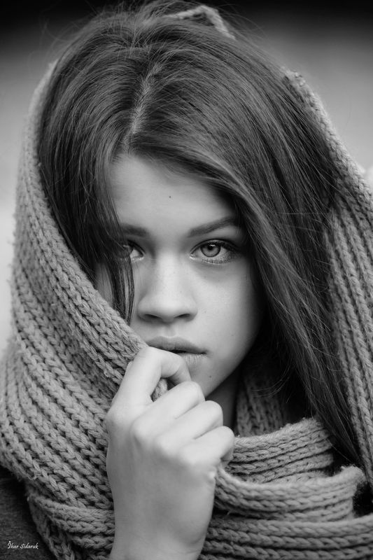 девушка, глаза, губы, пальцы, шарф, вязание, настроение, черный, белый, пробор, волосы Яна фото превью