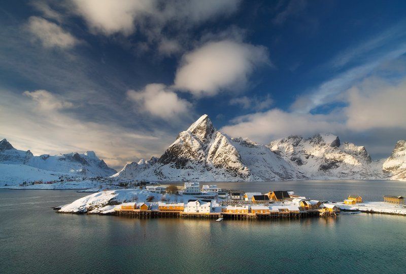 Morning in the village Sakrisøy