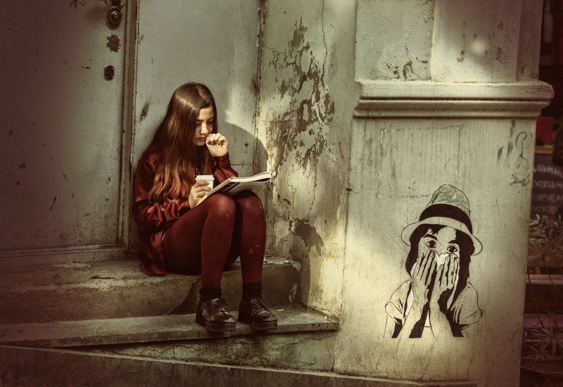 грузия, тбилиси, девочка, улица, рисунок, чтение, тишина, увлечённость ** & ** фото превью