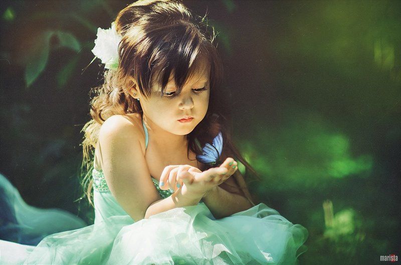 мотылек, бабочка, девочка, природа, ребенок, девочка, лето, разговор Разговор с мотыльком фото превью