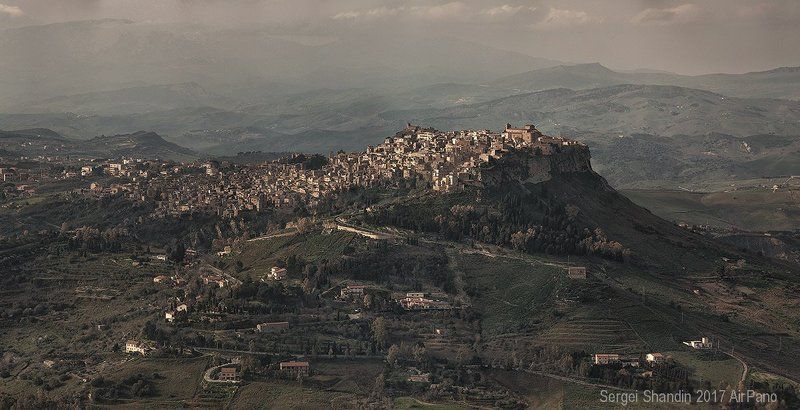 enna, sicilia, italy Энна, городок на горе фото превью