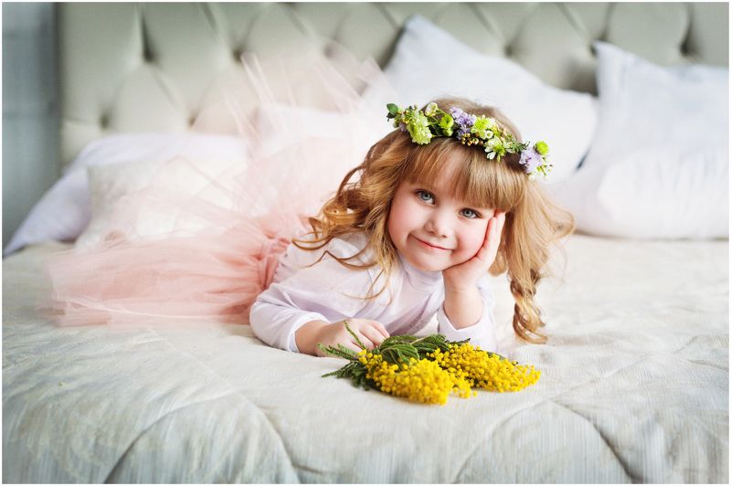 Девочка, мимоза, весна. Весна фото превью