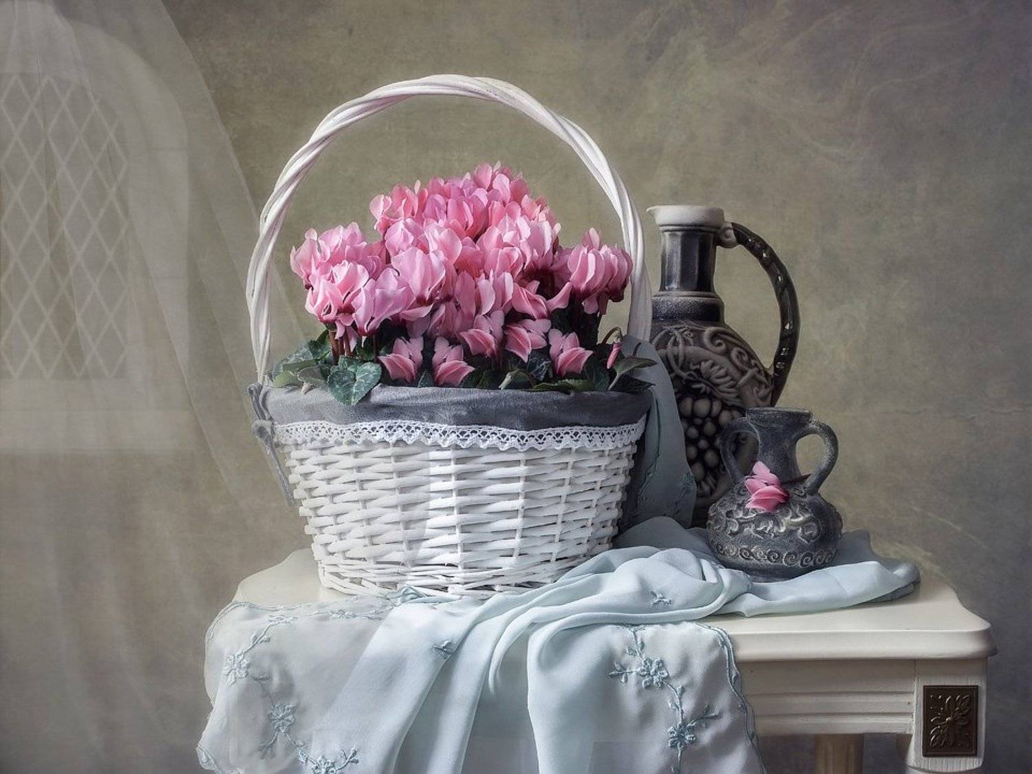 натюрморт, цикламены, корзина, кувшины, Ирина Приходько
