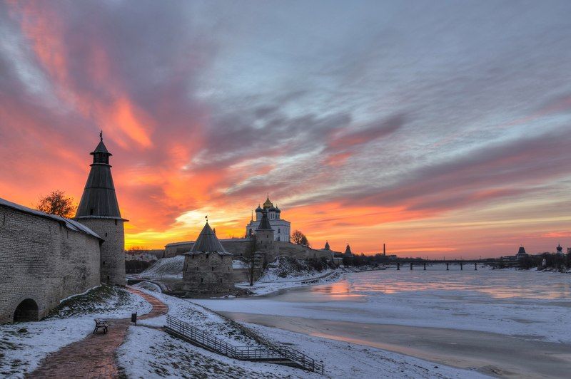 Псков, Pskov, река, реки, Великая, Пскова, утро, рассвет, небо, облака, вода, мост, кремль, кром, крепость, история, башни Огненное утро фото превью