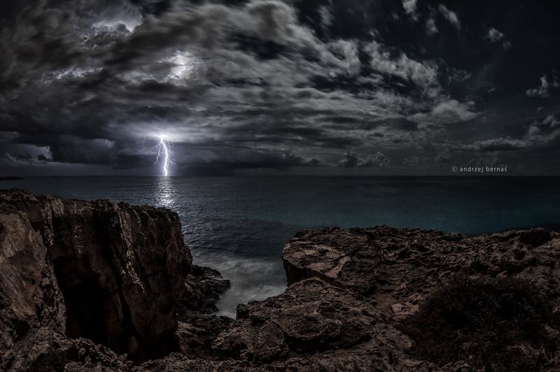 storm, island, night The storm is coming фото превью
