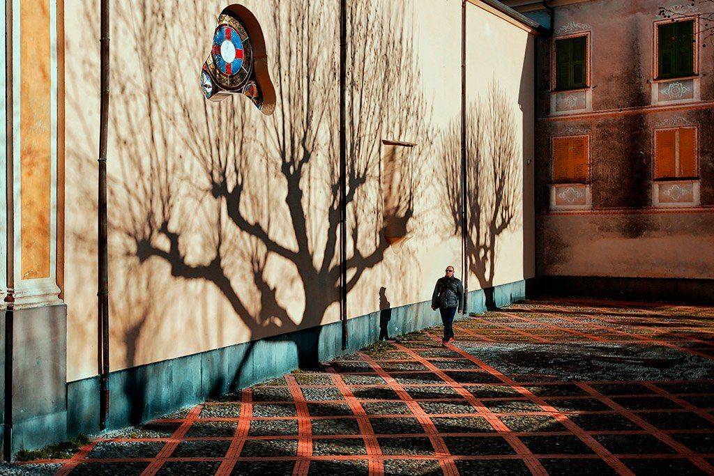 стрит, тень, дерево, голое, дольчеаква, италия, линии, брусчатка, храм, витраж. прохожий, ALLA SOKOLOVA