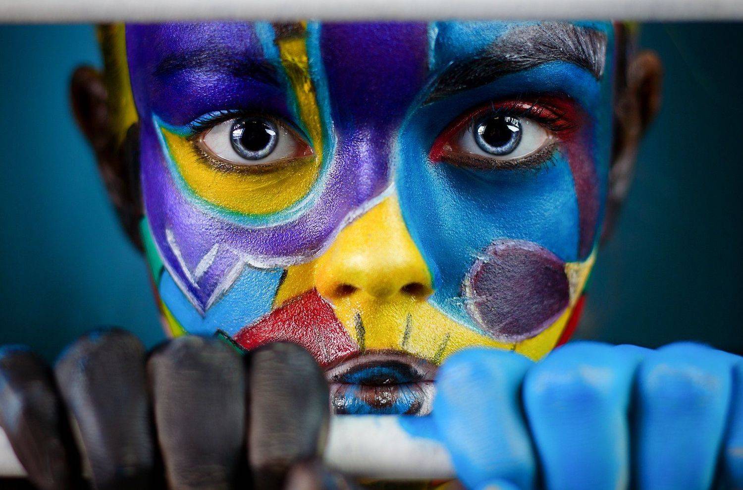 фотография, картинка, портрет, краска, цвет, грим, макияж, визаж, арт, фейсарт, бодиарт, глаза, синий, фиолетовый, кошка, руки, линии, геометрия, фон, текстура, фактура, настроение, весна, Ковалёв Иван