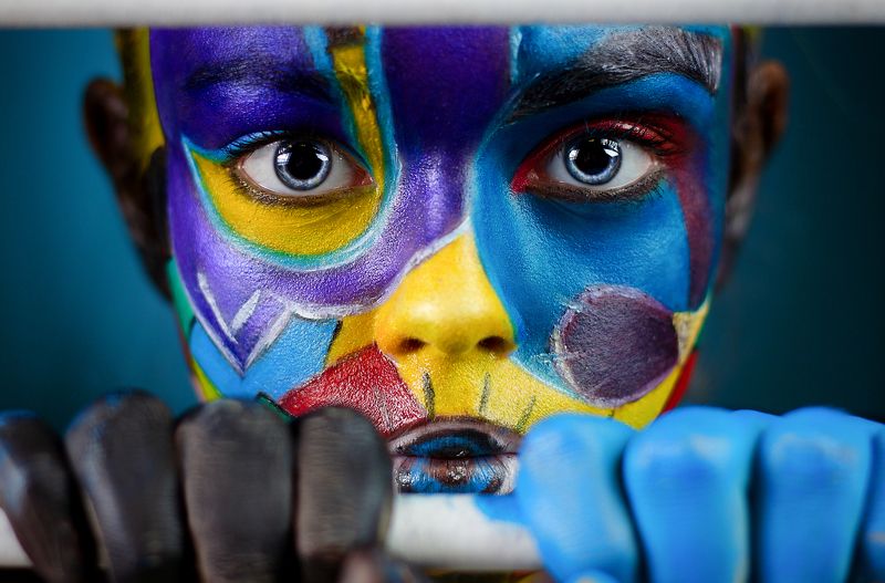 фотография, картинка, портрет, краска, цвет, грим, макияж, визаж, арт, фейсарт, бодиарт, глаза, синий, фиолетовый, кошка, руки, линии, геометрия, фон, текстура, фактура, настроение, весна весеннее настроение фото превью